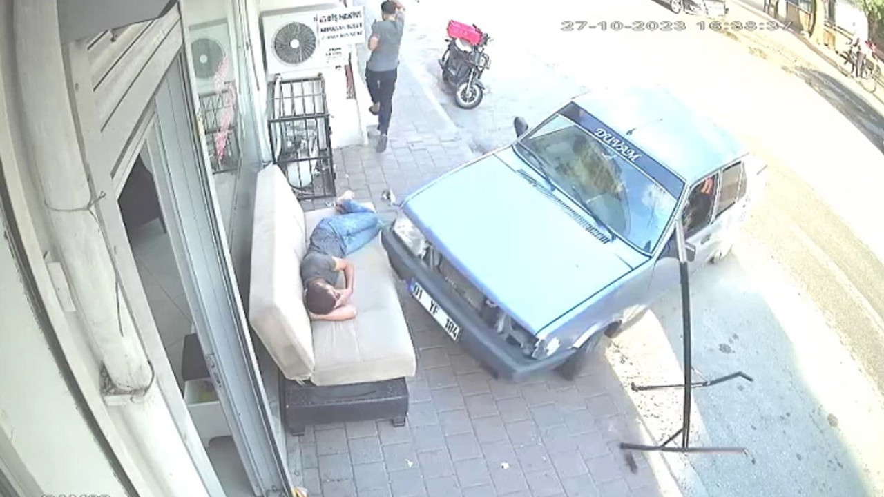 Kanepede uyuyan adamı neredeyse otomobil eziyordu! Korkunç kaza kameralara böyle yansıdı