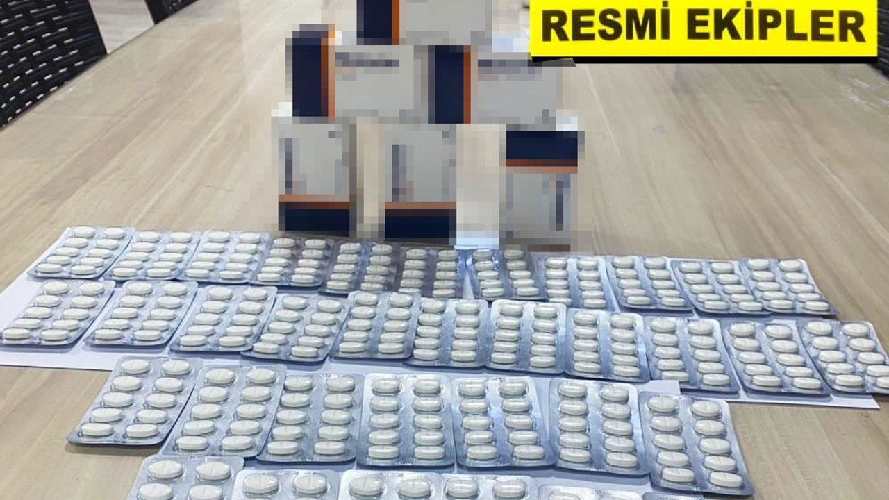 Osmaniye’de durdurulan 2 şüphelinin üzerinden 350 uyuşturucu hap çıktı