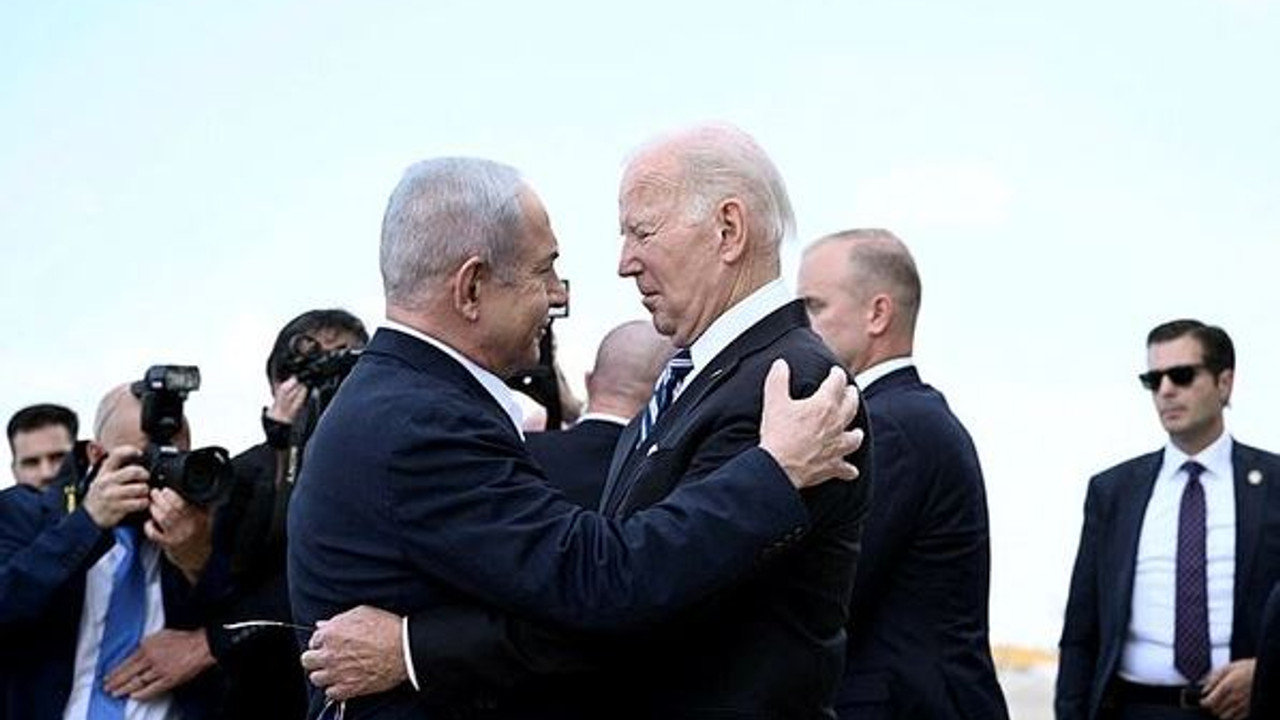Tel Aviv'e gelen Biden'ı Netanyahu sarılarak karşıladı