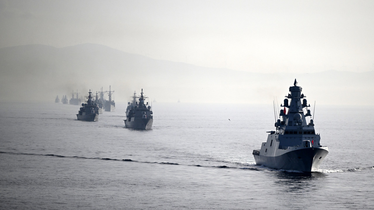 100. yılda 100 savaş gemisi İstanbul Boğazı'nda