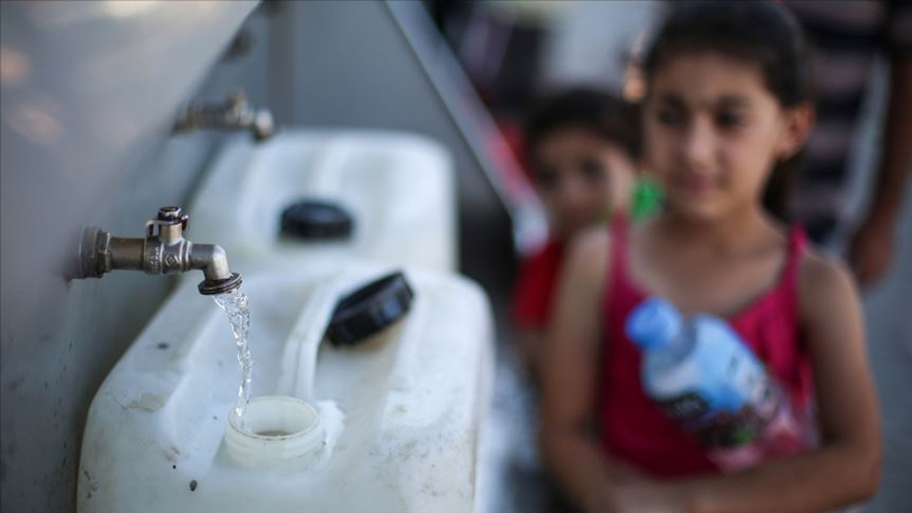 Gazze'de temiz su alabilmek için sıraya girdiler