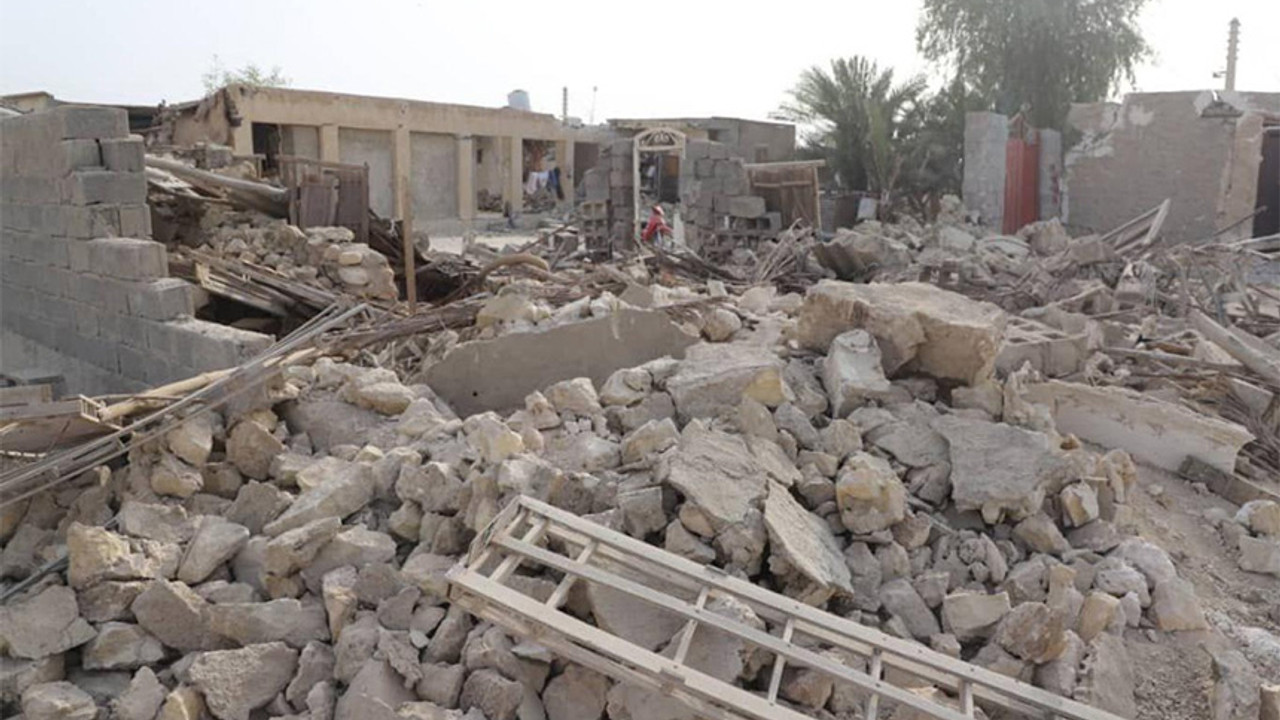 İran'da 10 dakika arayla deprem