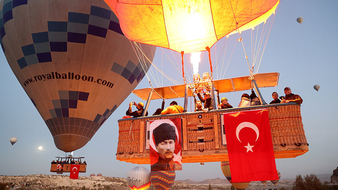 Kapadokya semaları Türk bayraklarıyla süslendi