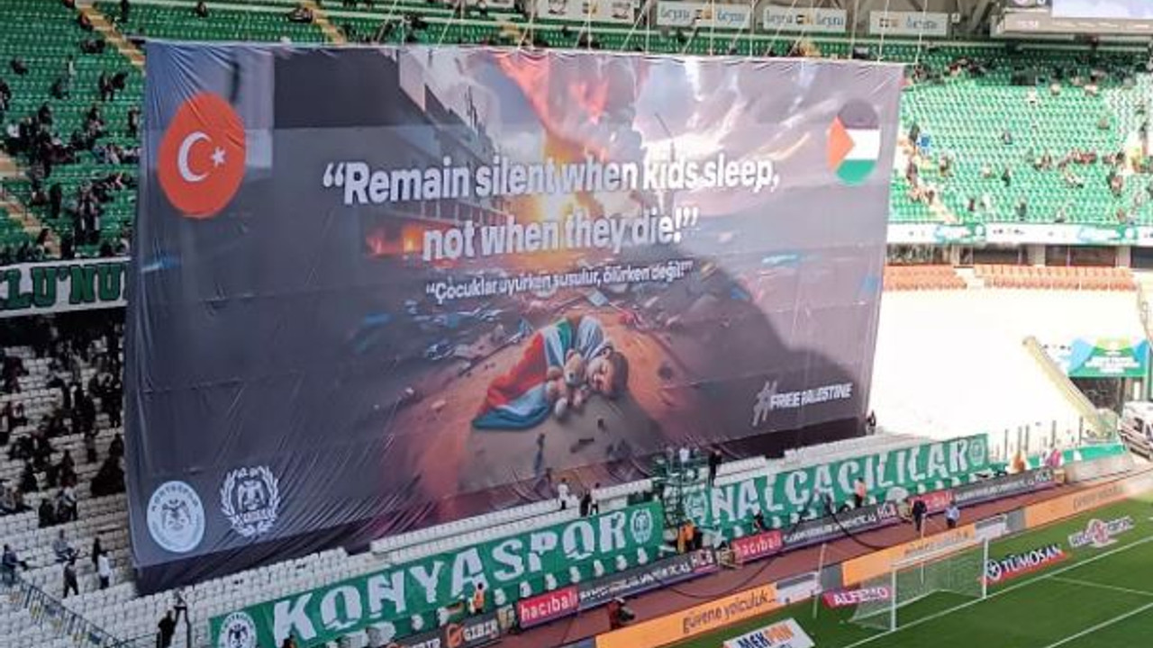 Konyaspor taraftarından Filistin pankartı: Çocuklar uyurken sessiz olunur ölürken değil