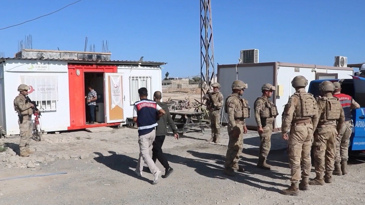 Şanlıurfa'da 'VİP' göçmen kaçakçılığı operasyonu: 3'ü kamu görevlisi 8 gözaltı