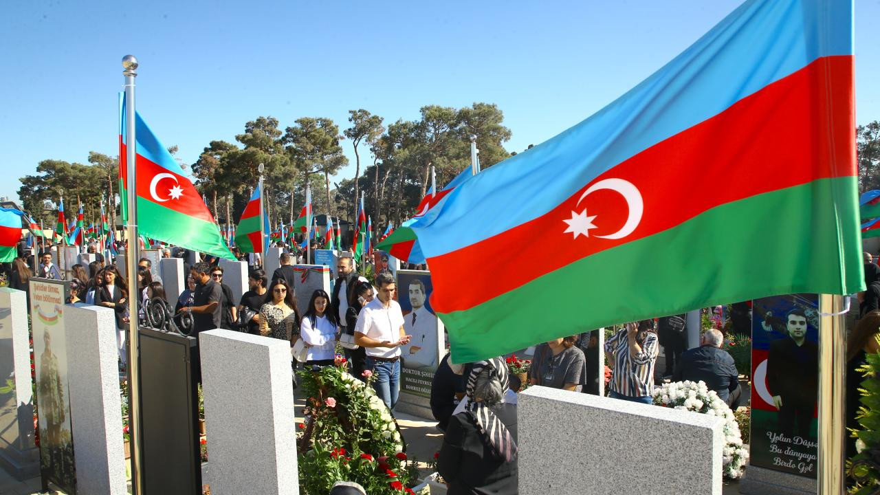 Azerbaycan halkı şehitlerini unutmadı