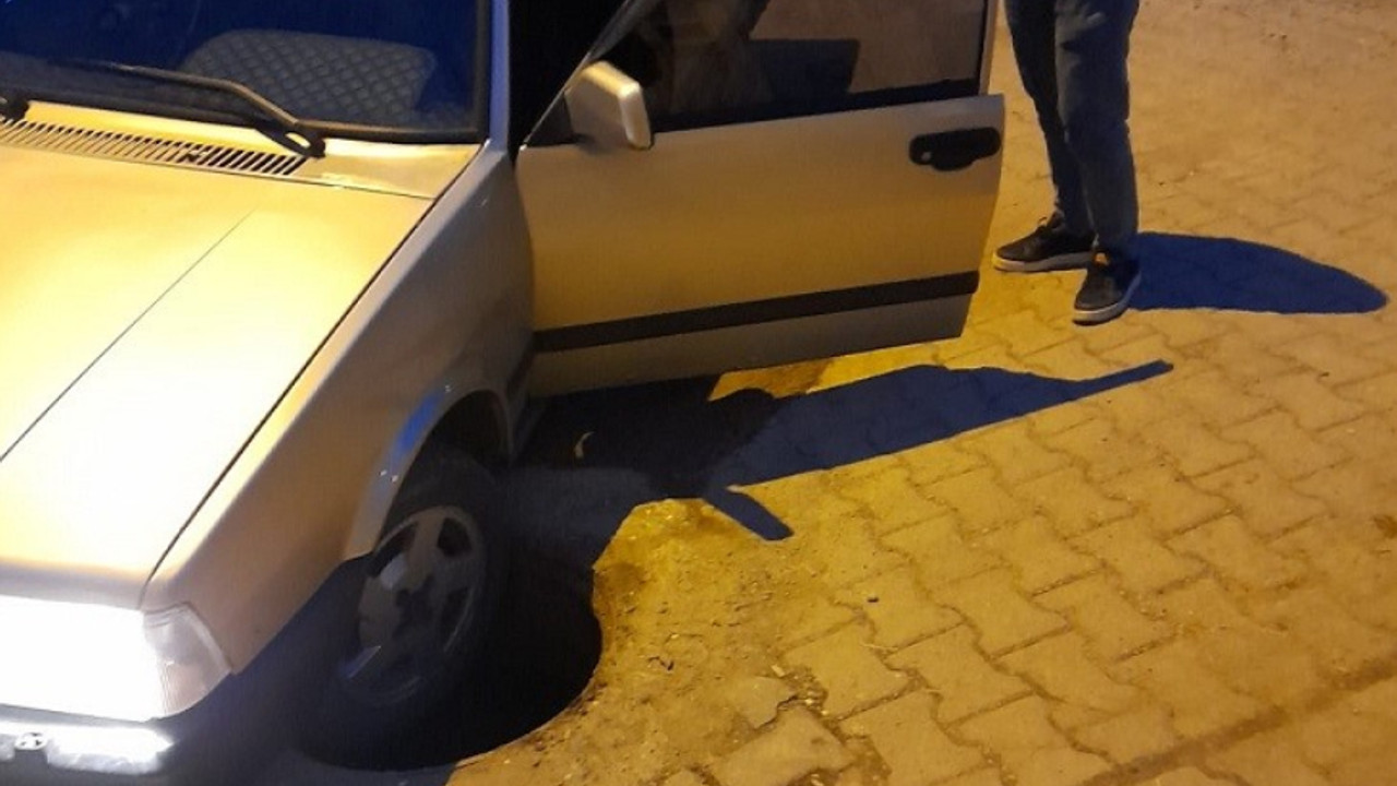 Otomobili, kapağı çalınan rögara düştü! Tepkisini gizleyemedi
