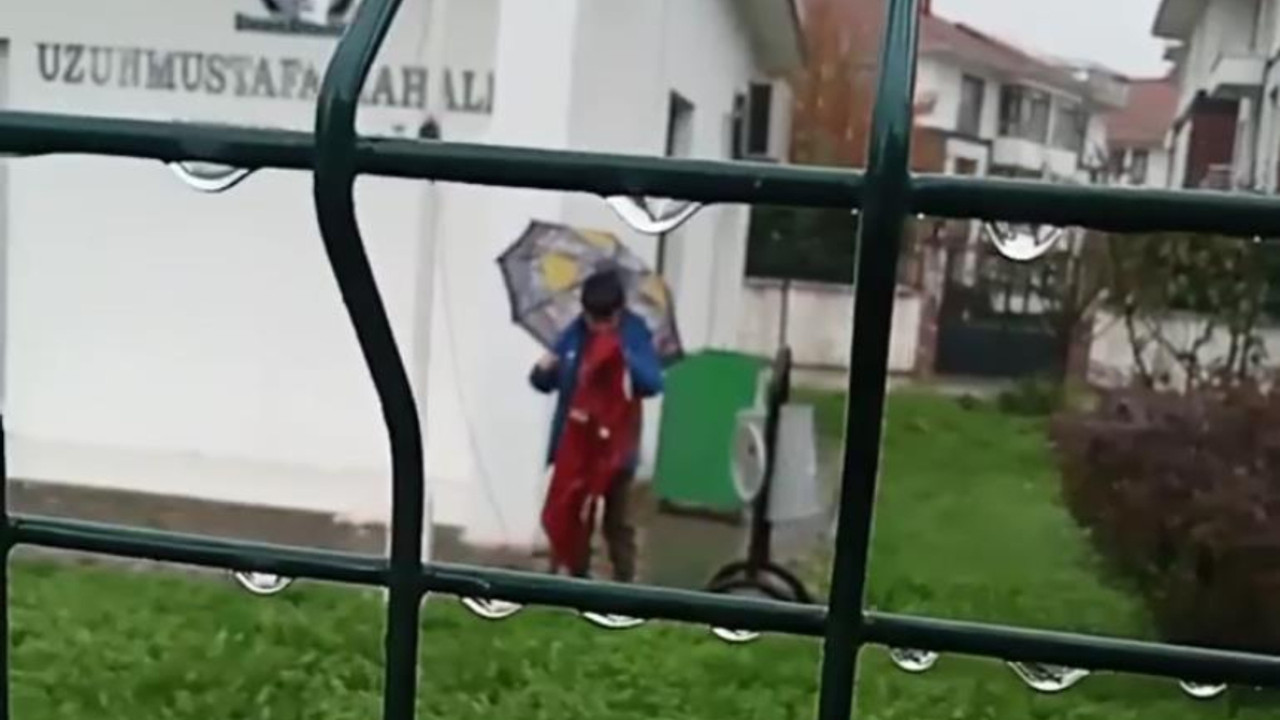 Küçük çocuğun bayrak sevgisi yürekleri ısıttı: Üç kez alnına koyup öptü
