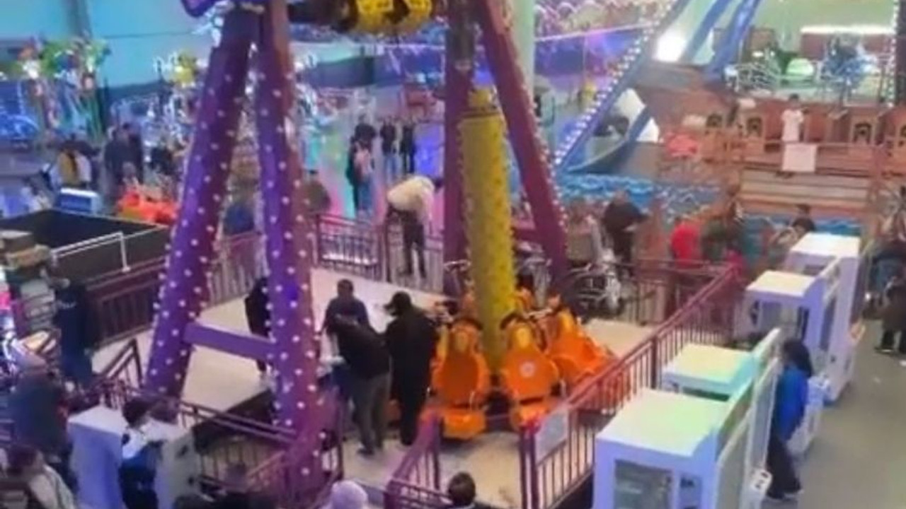 AVM'de ölümden döndüler! Oyuncak devrildi, çocuklar yaralandı