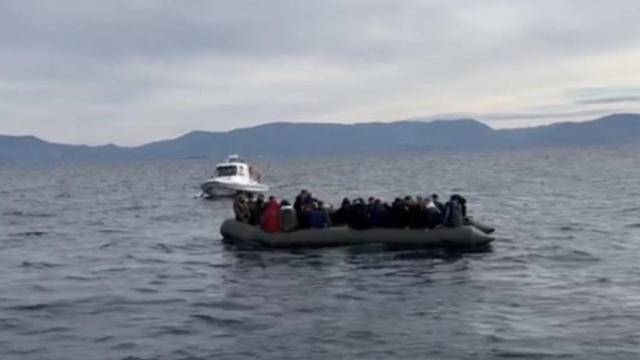 Balıkesir'de lastik botlardaki 80 düzensiz göçmen yakalandı