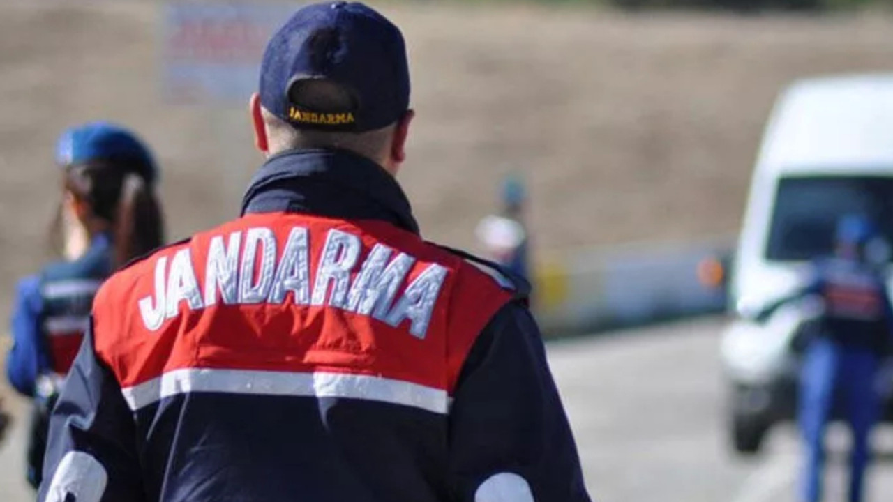 Jandarma iki ayrı suçtan aranan şüpheliyi yakaladı
