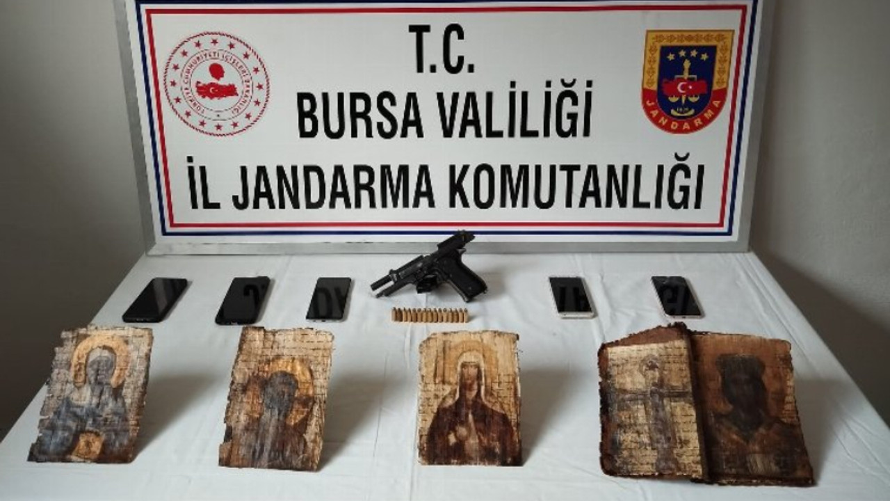 Tarihi İncil'i satmaya çalışırken suçüstü yakalandılar! Eserin değeri dudak uçuklattı...