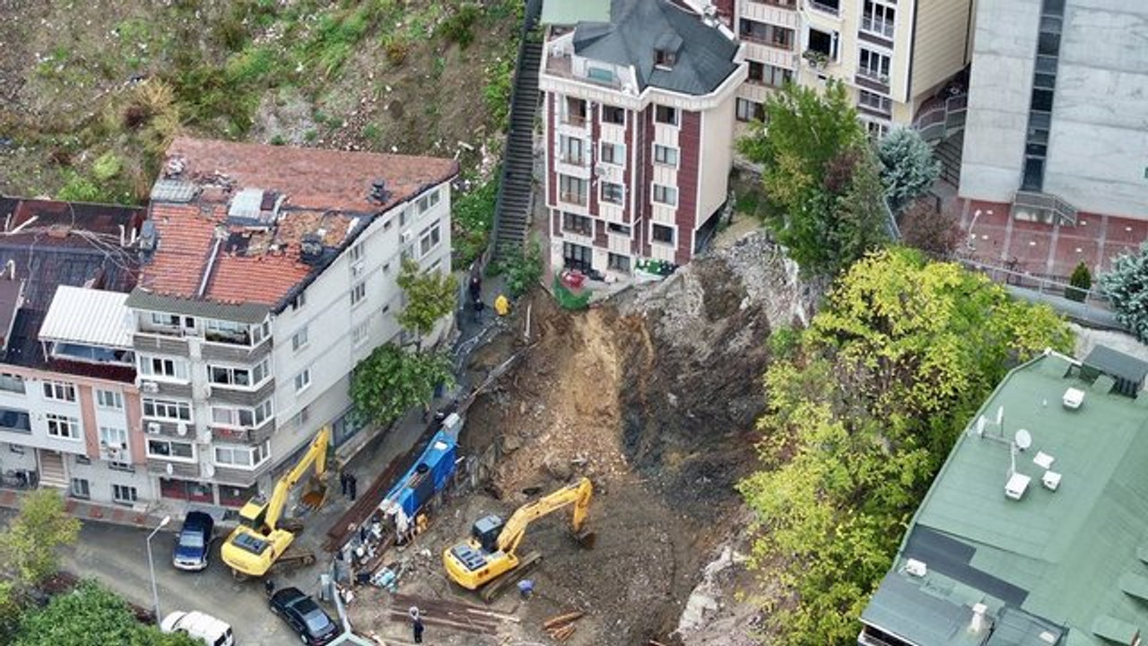 İstanbul Eyüpsultan’da toprak kayması: Yetkililer 2 binayı boşalttı!