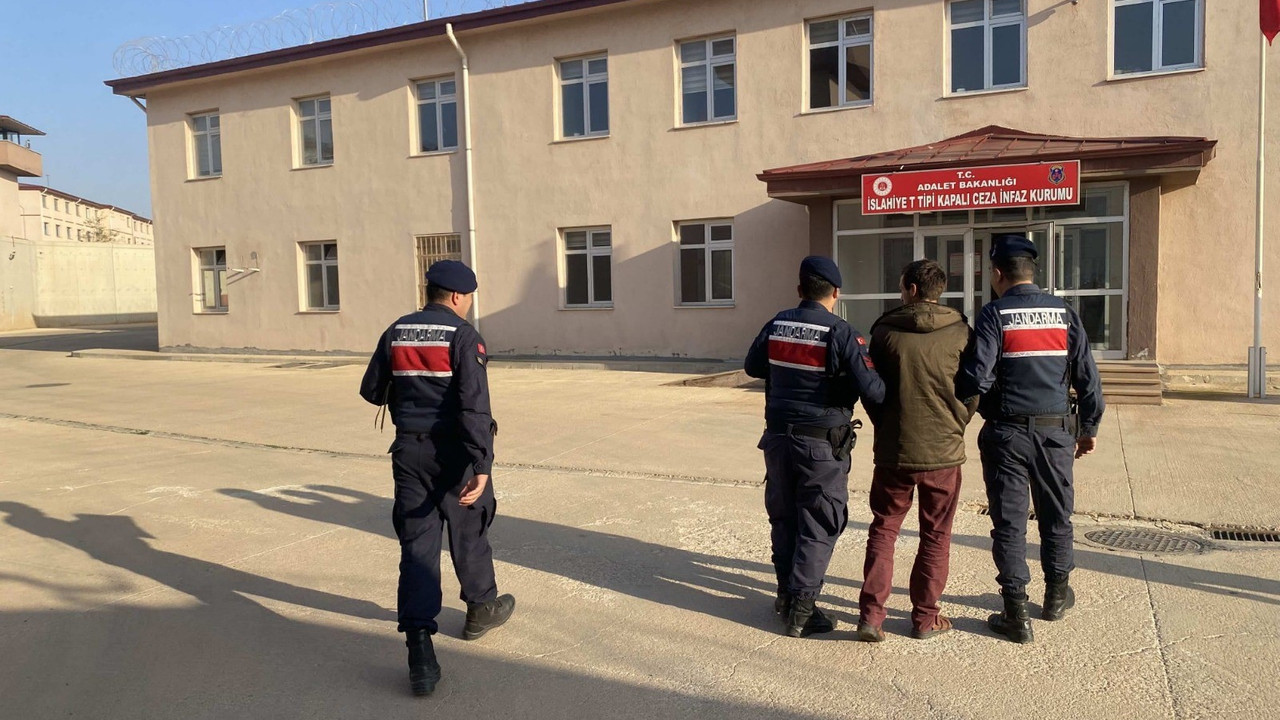 155 ayrı suç kaydı olan firari jandarmadan kaçamadı