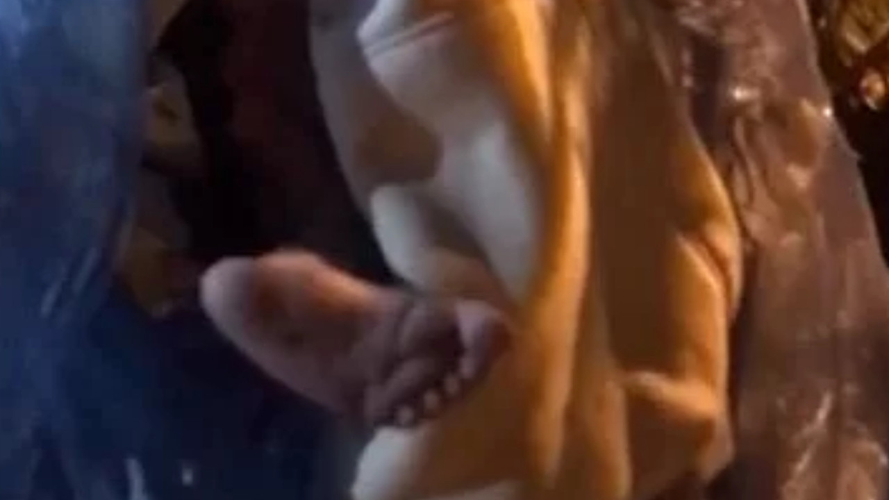 Yeni doğmuş talihsiz bebek çöp konteynerinin yanında bulunmuştu...