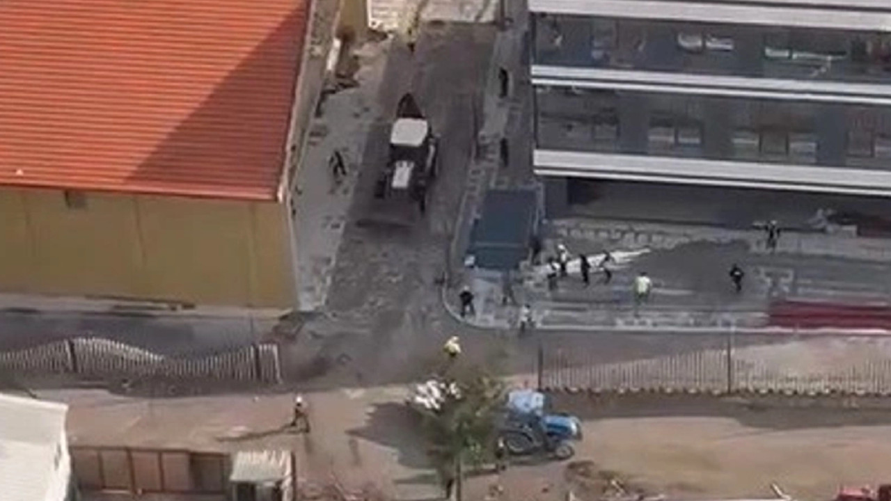 Öfkeli kepçe operatörü, işçileri iş makinesiyle kovaladı