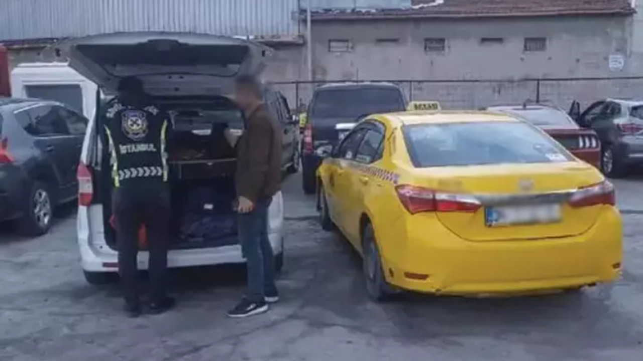 Turistleri almak için taksideki Türk yolcuları indirdi! O taksici yakalandı