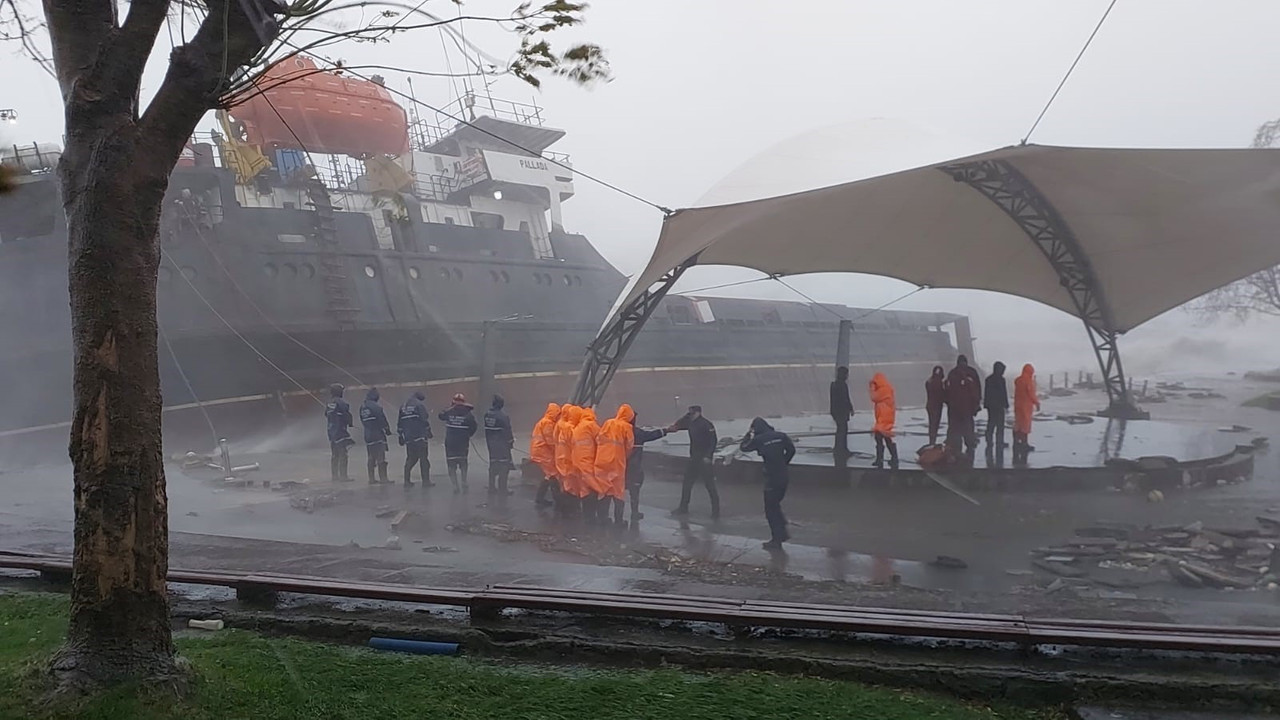 Zonguldak'ta fırtına nedeniyle hayat durdu: Karaya vuran gemi ikiye bölündü!