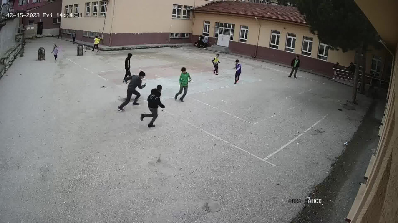 Okul bahçesinde oyun oynarken kalbi duran öğrenciyi öğretmeni böyle kurtardı