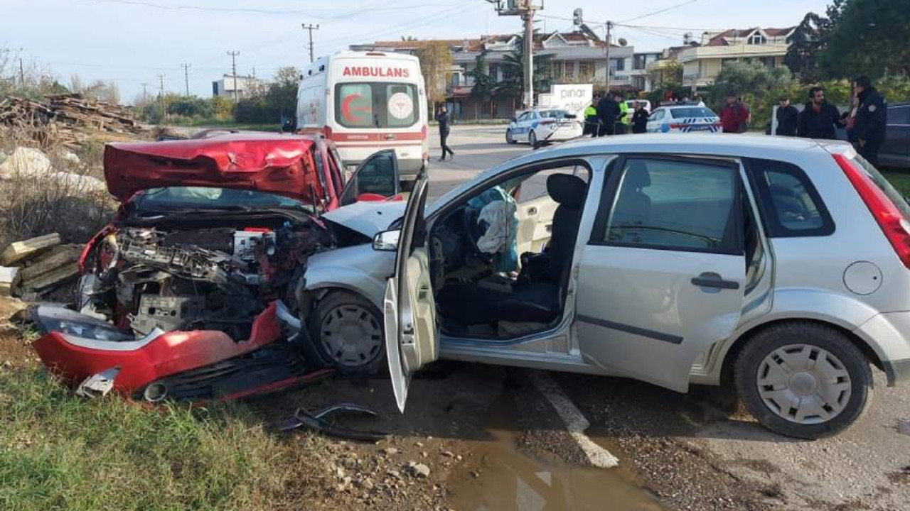 Balıkesir'de iki otomobil çarpıştı: 8 yaralı