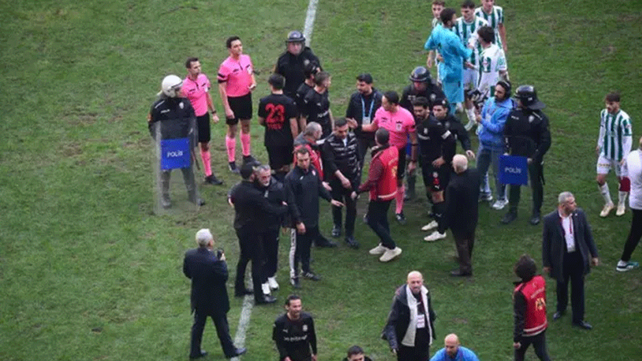 Bursaspor ve Diyarbekirspor maçında kavga! 5 kırmızı kart aynı anda çıktı