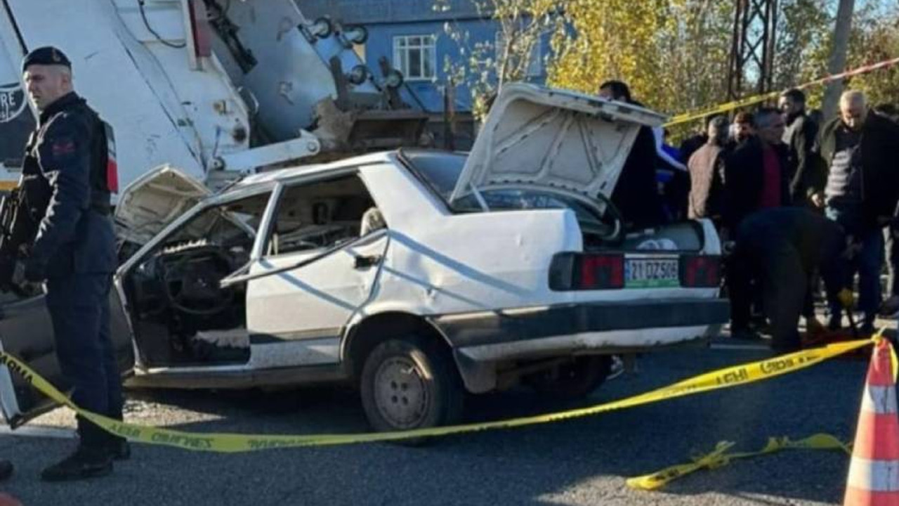 Diyarbakır'da otomobil çöp kamyonuna çarptı: 1 ölü, 3 yaralı