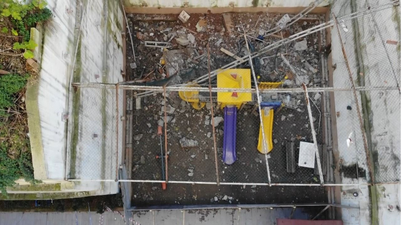 Toprak kayması sonucu kömürlükten kopan parçalar çocuk parkına düştü