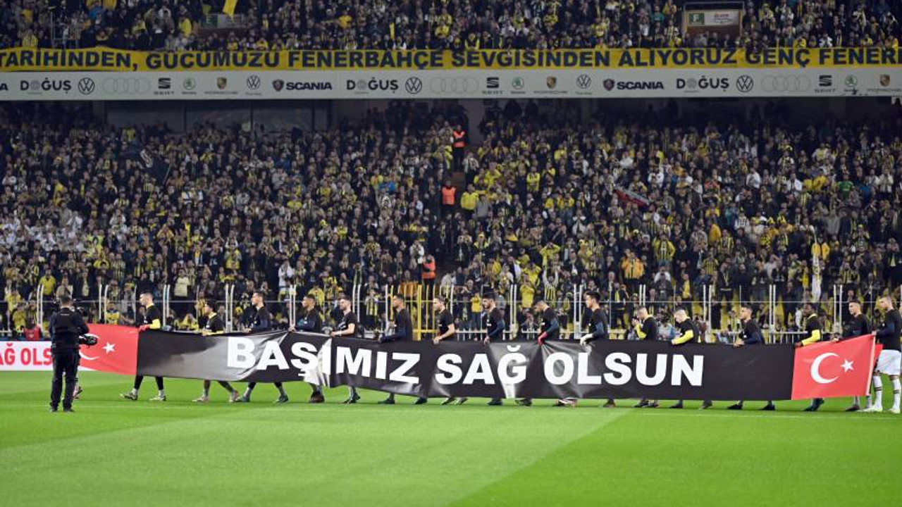 Fenerbahçe oyuncuları 'Başımız sağ olsun' pankartı ile sahaya çıktı