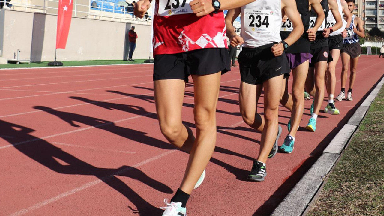 Atlet Hayrettin Yıldız, 10 bin metre Türkiye pist rekorunu kırdı