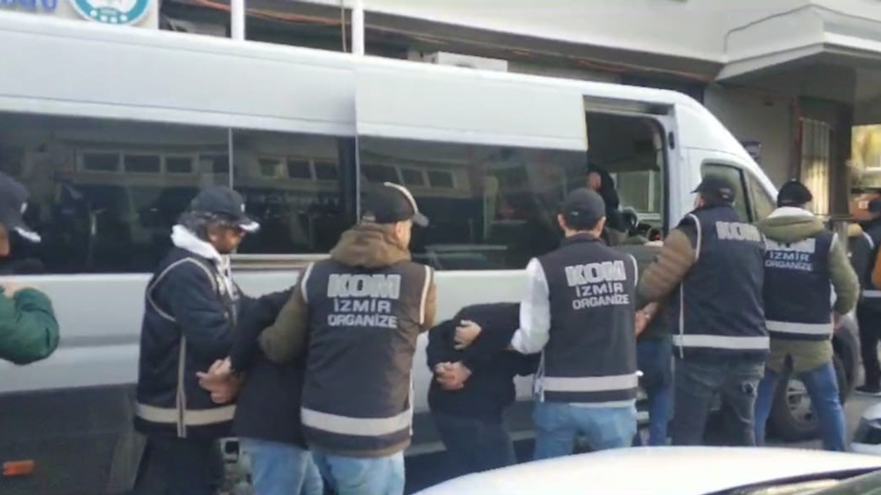 İzmir'de suç örgütüne nokta operasyon: Suçüstü yakalandılar!