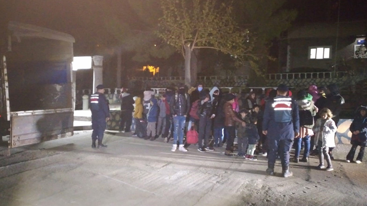 Ayvacık’ta 63 kaçak göçmen ve 2 organizatör yakalandı