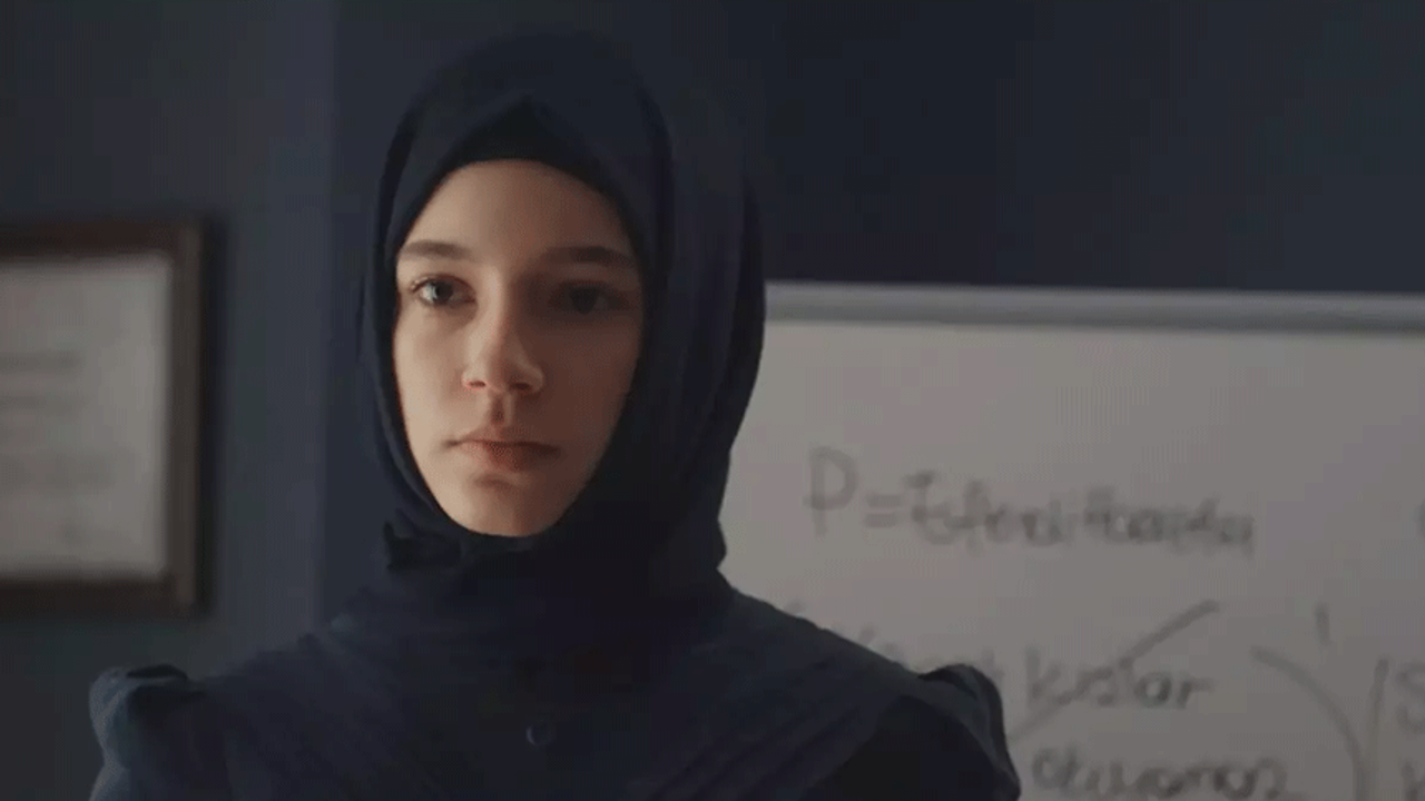 Kızıl Goncalar dizisinde denklem sahnesi gündem oldu! "Olan hep kızlara oluyor"