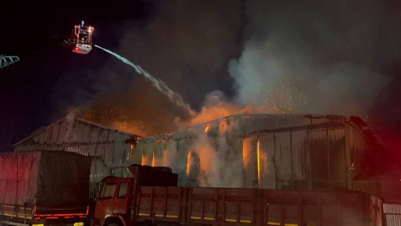 Kocaeli'de palet deposunda yangın: Ekipler müdahale ediyor