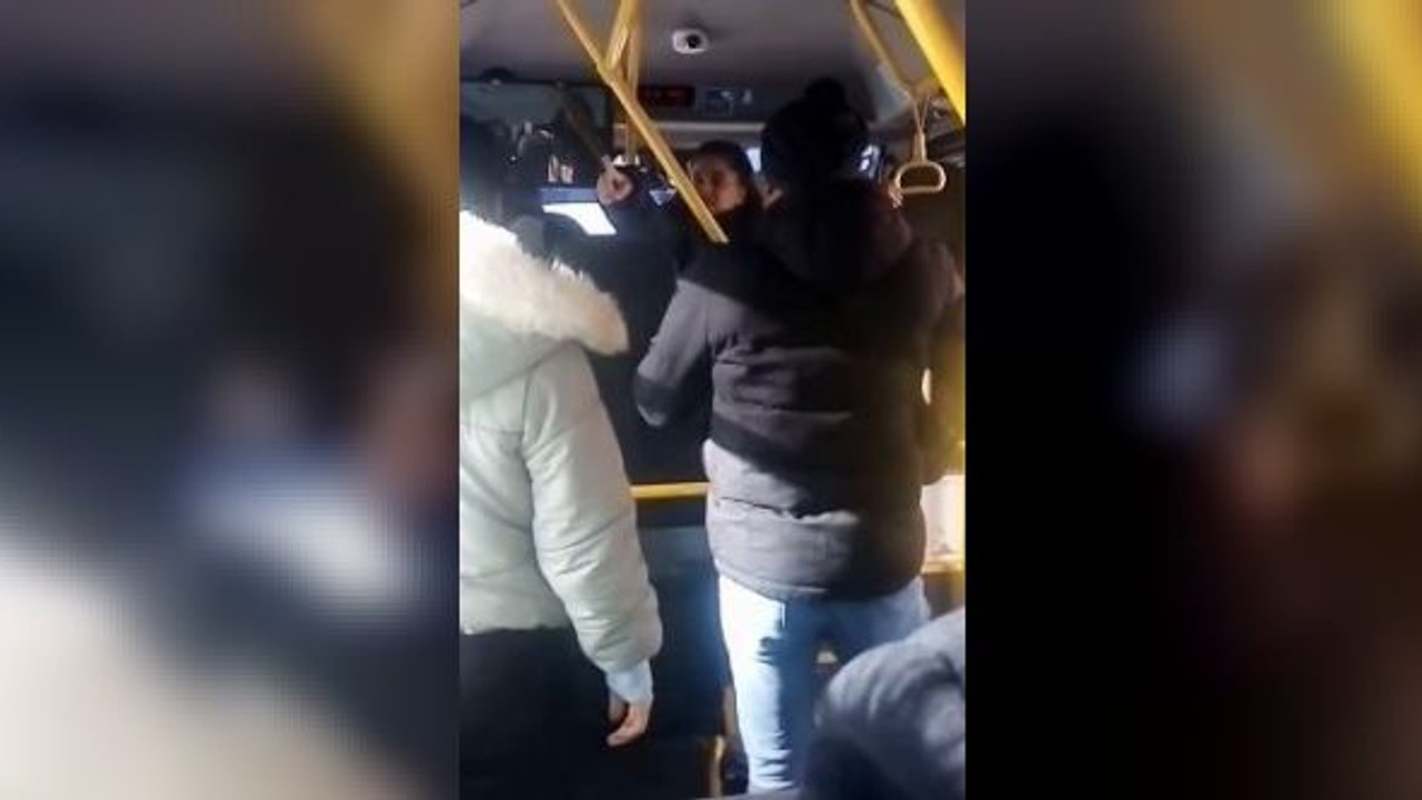 Kocası ve sevgilisini minibüste yakaladı, 4 çocuğum var dedi saçına yapıştı