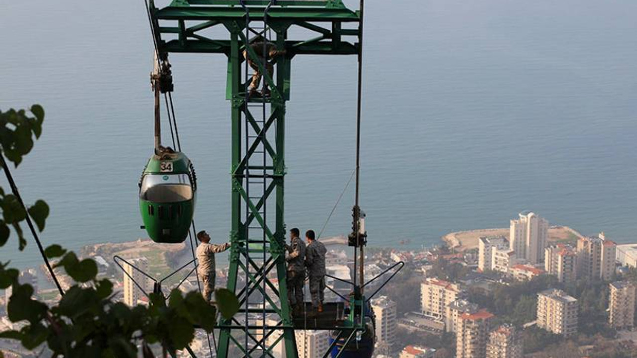 Lübnan'da teleferikte mahsur kalan 19 kişi saatler sonra kurtarıldı