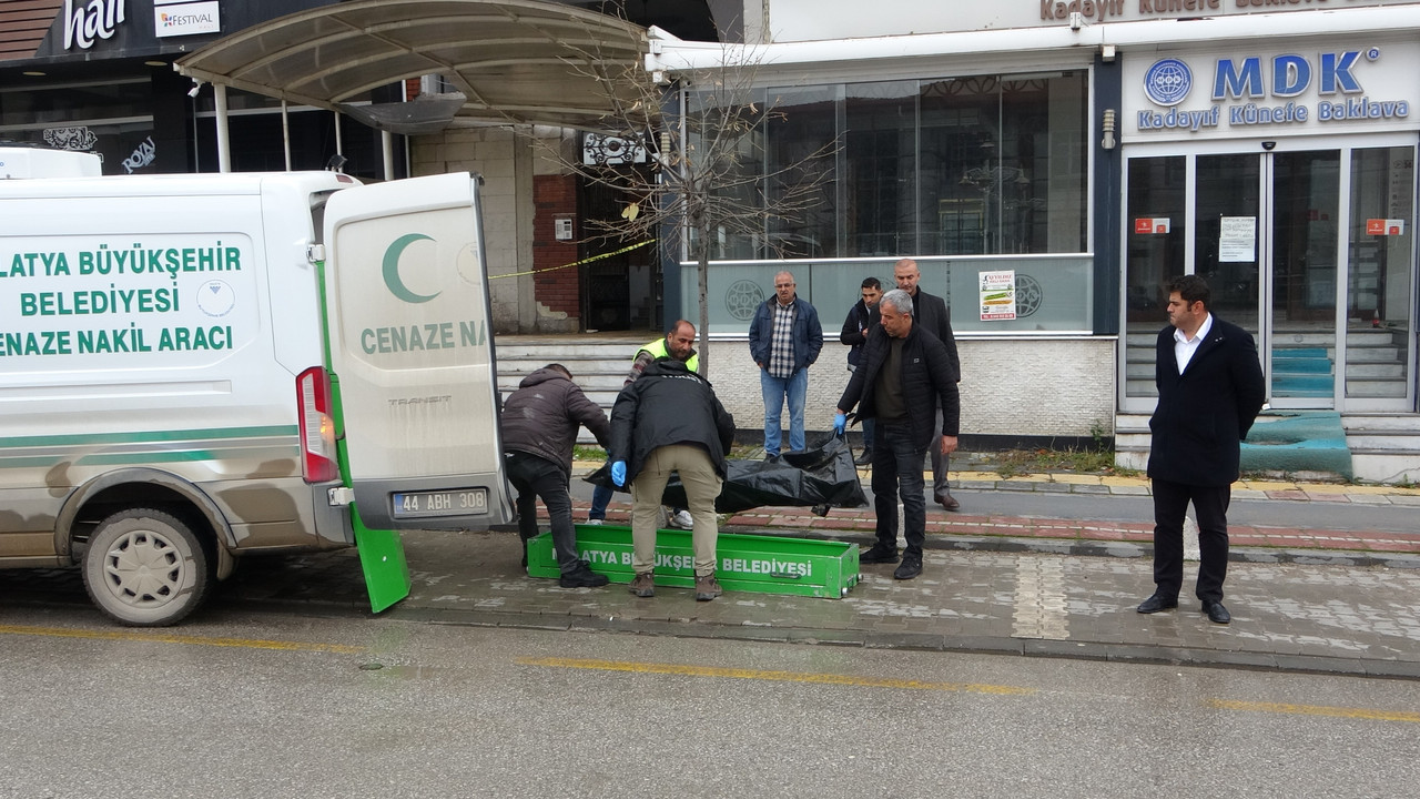 Yaşlı adam merdiven boşluğunda donarak hayatını kaybetti