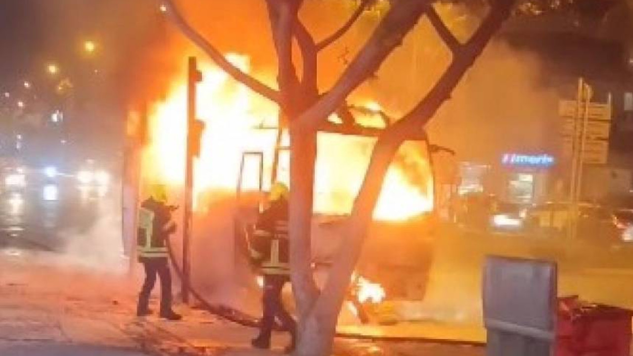 Mersin'de servis otobüsü alev alev yandı