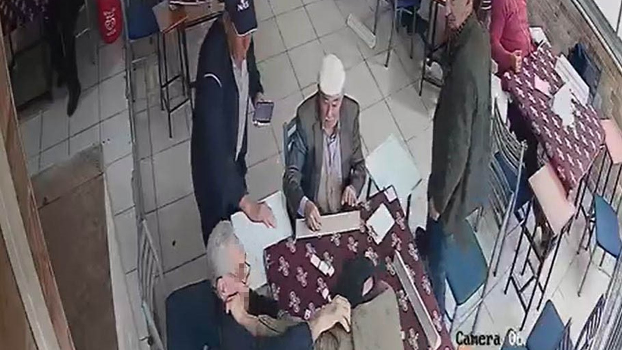 Dedelerin "taş çaldın" kavgası güvenlik kameralarına yansıdı