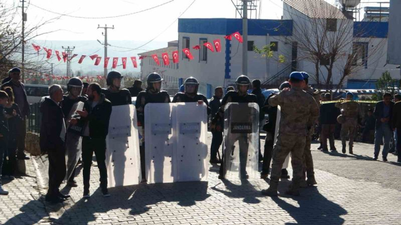 Veli ve öğrencilerin kavgasını jandarma ekipleri dağıttı
