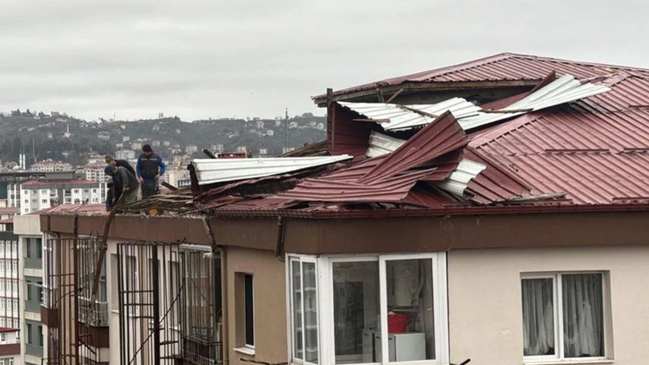 Rize'de fırtına! Çatılar uçtu, arabalarda hasar oluştu