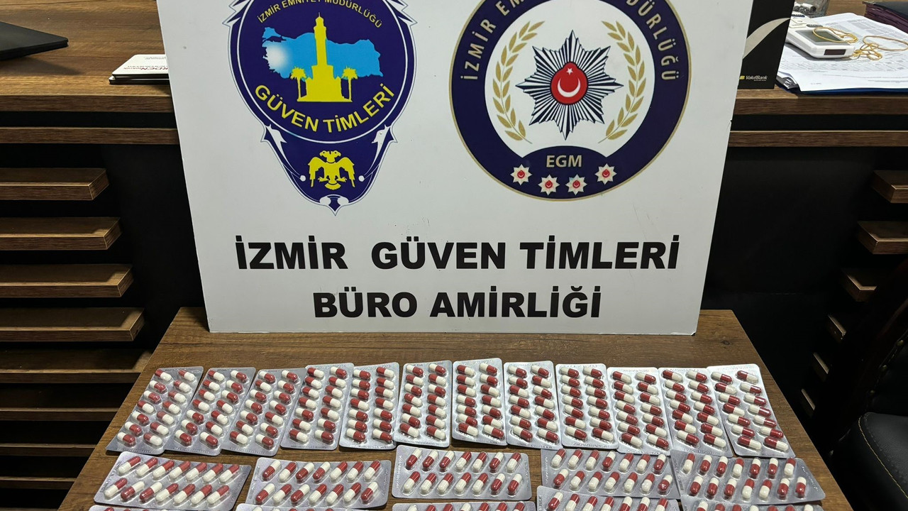 Yürüyen eczane değil torbacı! Sokak ortasında reçeteli ilaç satıyordu polis kıskıvrak yakaladı