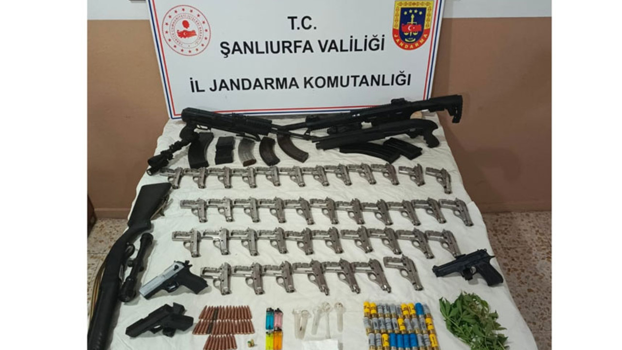 Ev değil mühimmat deposu! Her yerden silah fışkırdı