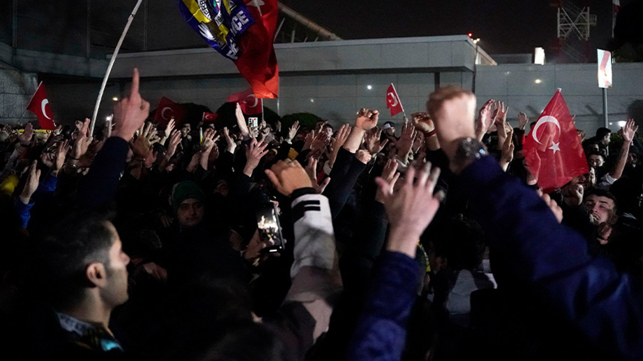 Galatasaray ve Fenerbahçe yurda döndü! Taraftarlar havaalanına akın etti