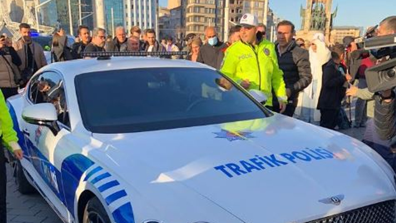 İstanbul Emniyeti'ne verilen suç örgütlerine ait lüks araçlar Taksim Meydanı'na getirildi