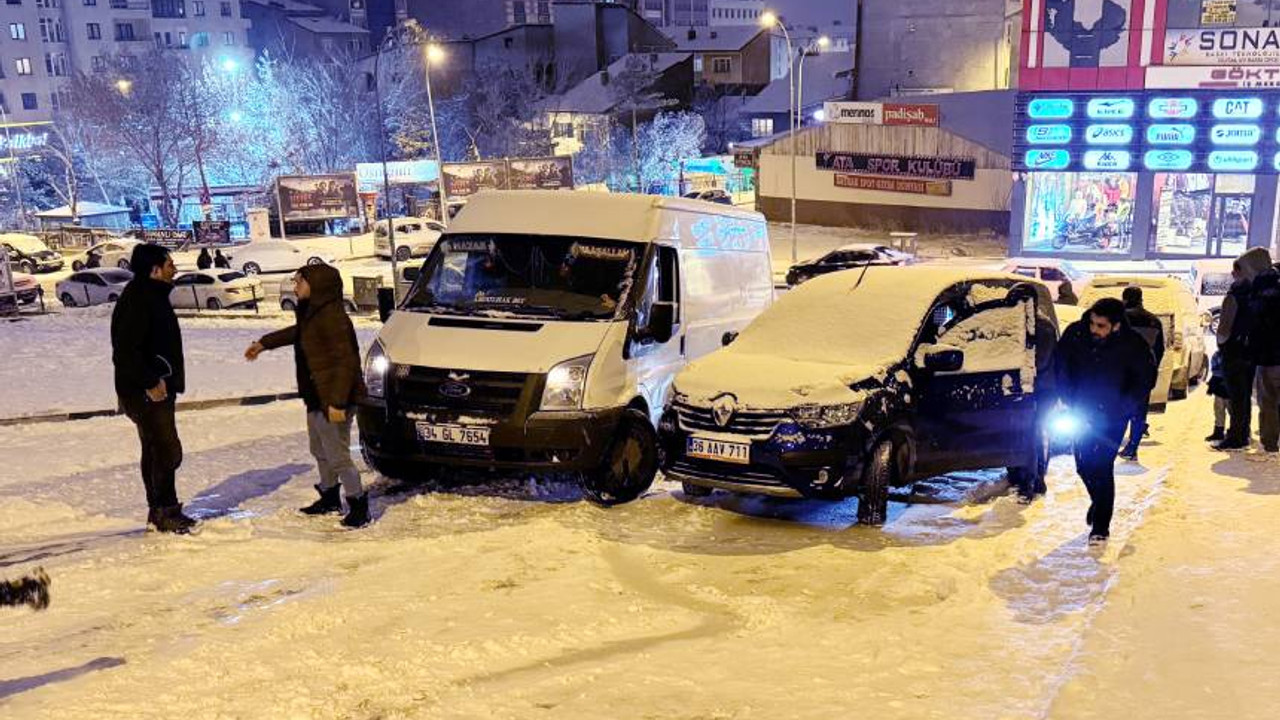 Erzurum'da 8 araç zincirleme kazaya karıştı