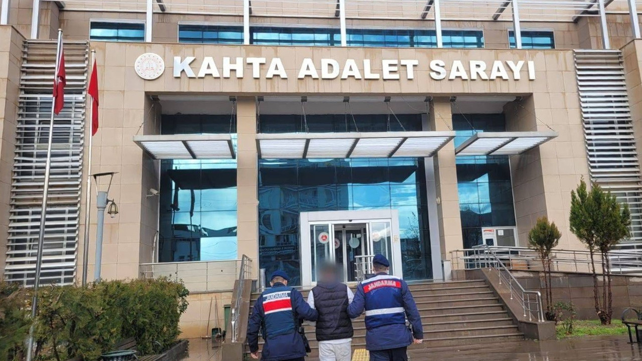Hakkında 10 yıldan fazla kesinleşmiş hapis cezası bulunan firari jandarmanın ağına takıldı