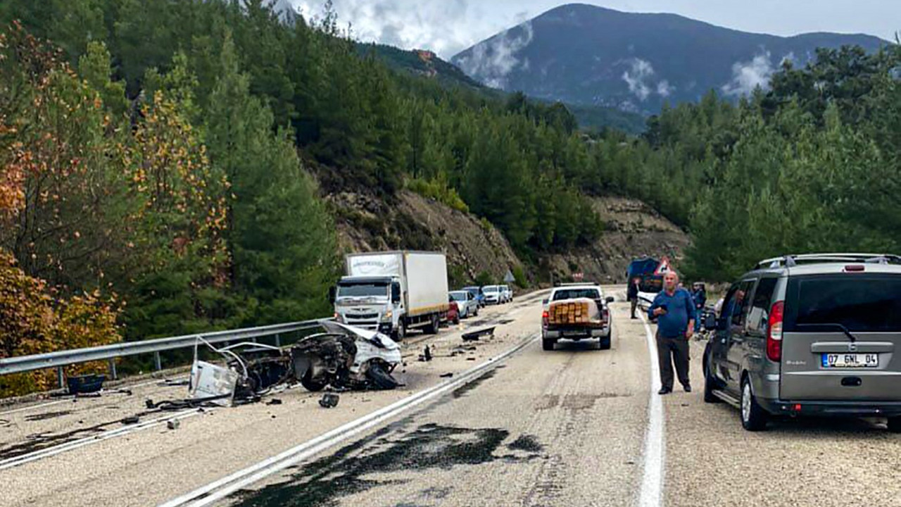 Tırla çarpışan Tofaş ortadan ikiye ayrıldı: 1'i ağır 2 yaralı