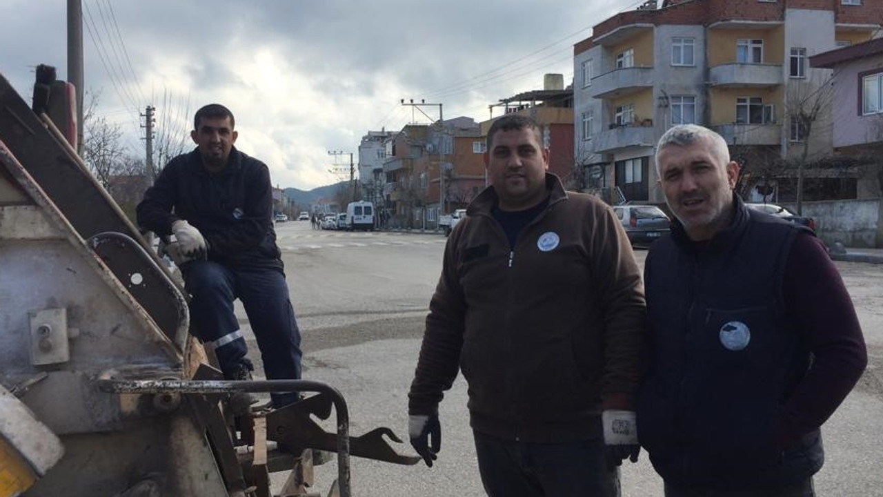 Çöpe atılan 5 köpek yavrusu temizlik işçileri tarafından kurtarıldı