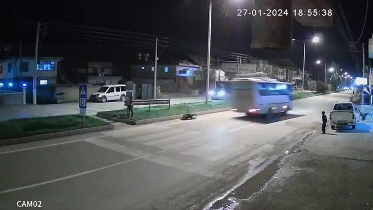 Adana'da korkunç kaza: Yola atlayan çocuğa midibüs çarptı!