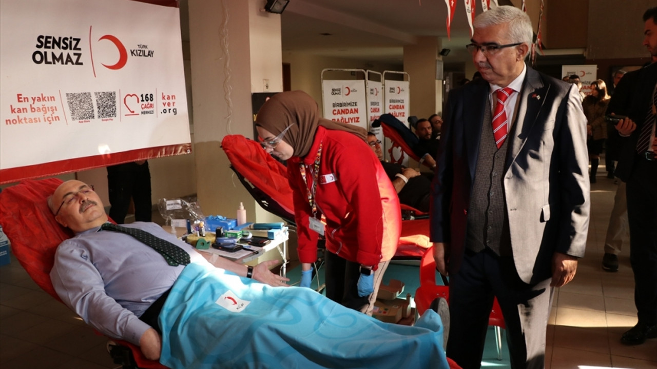 Adana'da "Birbirimize candan bağlıyız" sloganıyla başlatılan kan bağışı kampanyasına destek